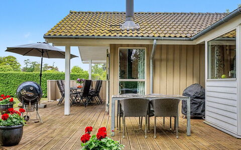 Arnia - 100M from the Sea: Madera, Techo, Casa, Casa, Arquitectura, Vía Muerta, El Terreno Del Lote, Cabaña, Cobertizo, Edificios Del Jardín