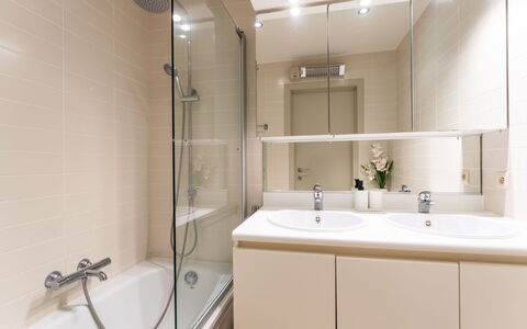Casa Camille i with Parking: Baño, Lavabo Del Baño, Arreglo De Tubería, Piso, Pared, Diseño De Interiores, Suelo, Lavabo, Espejo, Grifo