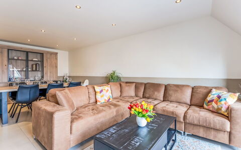 Casa Camille i with Parking: Diseño De Interiores, Mueble, Piso, Sofá, Suelo, Madera, Techo, Sala, Habitación, Suelos De Madera