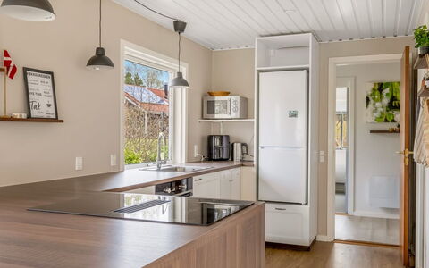 Friderica - 30Km from the Sea: Diseño De Interiores, Mostrador, Piso, Mueble, Cocina, Suelo, Madera, Suelos De Madera, Aparato De Cocina, Gabinetes