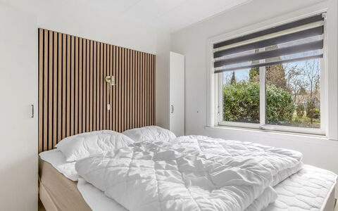 Friderica - 30Km from the Sea: Diseño De Interiores, Habitación, Pared, Cama, Madera, Techo, Mueble, Piso, Suelo, Lecho