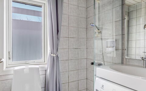 Friderica - 30Km from the Sea: Piso, Suelo, Arreglo De Tubería, Diseño De Interiores, Baño, Lavabo, Plomería, Techo, Grifo, Habitación
