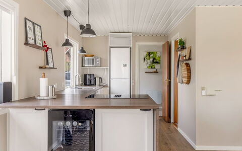 Friderica - 30Km from the Sea: Mostrador, Mueble, Cocina, Diseño De Interiores, Aparato De Cocina, Piso, Madera, Gabinetes, Techo, Electrodoméstico