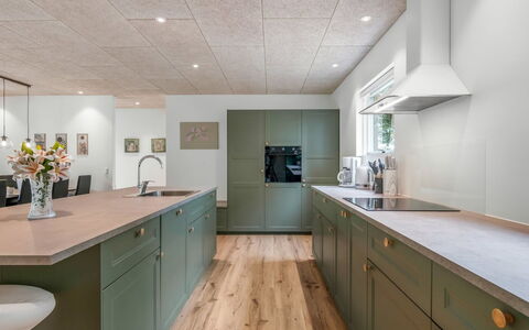 Helina - 250M to the Fjord: Madera, Piso, Techo, Cocina, Diseño De Interiores, Suelo, Mostrador, Gabinetes, Aparato De Cocina, Lámpara