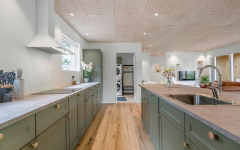 Helina - 250M to the Fjord: Piso, Cocina, Madera, Techo, Mostrador, Diseño De Interiores, Suelo, Aparato De Cocina, Gabinetes, Electrodoméstico
