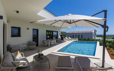 Florinda: Piscina, Mueble Para Exteriores, Mueble, Paraguas, Silla, Recurso, Sombra, Mesa Al Aire Libre, Patio, Cocina Y Comedor Mesa