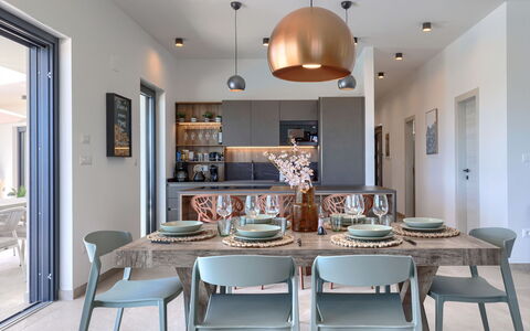 Florinda: Mueble, Diseño De Interiores, Piso, Silla, Cocina Y Comedor Mesa, Comedor, Madera, Lámpara, Mesa, Techo