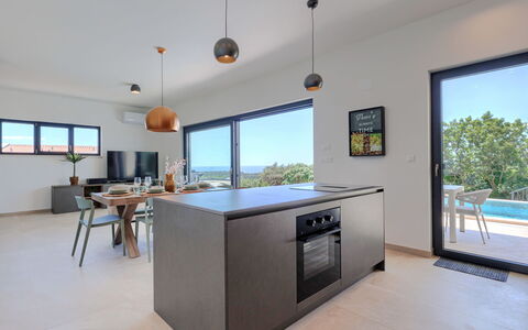 Florinda: Piso, Suelo, Mostrador, Cocina, Casa, Techo, Silla, Gabinetes, Electrodoméstico, Planta De Casa
