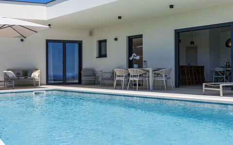 Florinda: Piscina, Azul, Mueble Para Exteriores, Mueble, Recurso, Barrio Residencial, Material Compuesto, Suelo, Casa, Inmuebles