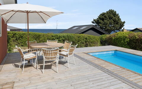 Maksimilian - 300M from the Sea: Mueble, Mueble Para Exteriores, Vajilla, Mesa, Drinkware, Silla, Mesa Al Aire Libre, Comida, Botella