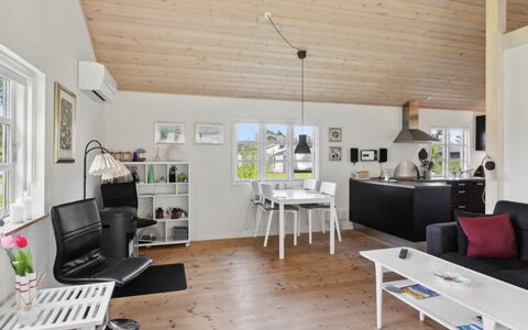 Annelouise - 180M to the Fjord: Mueble, Madera, Diseño De Interiores, Piso, Suelo, Silla, Habitación, Techo, Sala, Departamento