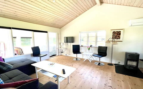 Annelouise - 180M to the Fjord: Mueble, Madera, Diseño De Interiores, Piso, Suelo, Silla, Habitación, Techo, Sala, Departamento