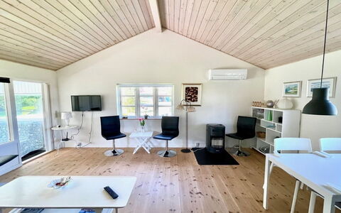 Annelouise - 180M to the Fjord: Mueble, Madera, Diseño De Interiores, Piso, Suelo, Silla, Habitación, Techo, Sala, Departamento
