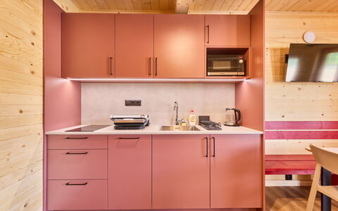 Hradec Kralove 4: Madera, Diseño De Interiores, Piso, Mueble, Suelo, Cocina, Manchas De Madera, Techo, Mostrador, Gabinetes