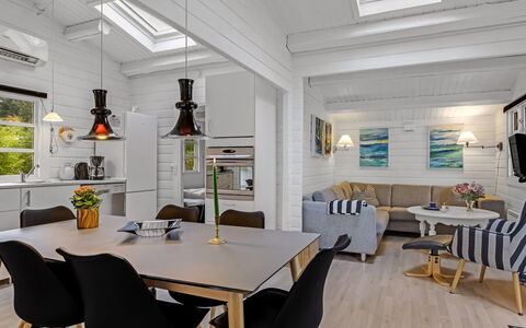 Jalina - 30Km from the Sea: Mueble, Diseño De Interiores, Piso, Madera, Techo, Suelo, Suelos De Madera, Casa, Encendiendo, Sala