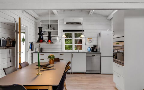 Jalina - 30Km from the Sea: Piso, Cocina, Mueble, Madera, Suelos De Madera, Diseño De Interiores, Suelo, Techo, Electrodoméstico, Aparato De Cocina