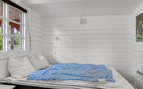 Jalina - 30Km from the Sea: Madera, Suelo, Piso, Diseño De Interiores, Techo, Casa, Habitación, Habitación, Suelos De Madera, Cama