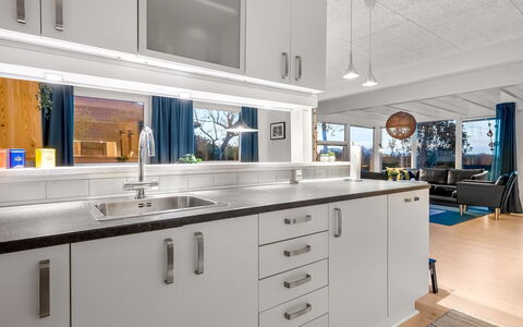 Niels - 1.3Km from the Sea: Cocina, Mostrador, Diseño De Interiores, Aparato De Cocina, Piso, Gabinetes, Lavabo, Techo, Electrodoméstico, Arreglo De Tubería