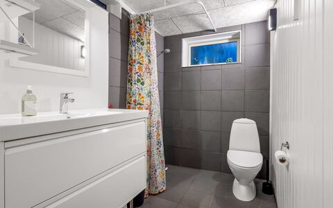 Niels - 1.3Km from the Sea: Piso, Arreglo De Tubería, Suelo, Diseño De Interiores, Lavabo, Plomería, Mueble De Baño, Baño, Loseta, Baño