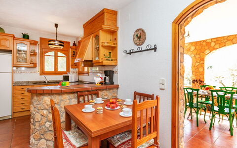 Pins: Diseño De Interiores, Naranja, Mueble, Cocina, Silla, Gabinetes, Planta De Casa, Manchas De Madera, Pared De Piedra, Mostrador