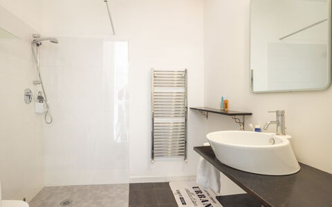 Lake & Pool: Diseño De Interiores, Piso, Suelo, Arreglo De Tubería, Baño, Techo, Grifo, Habitación, Plomería, Encendiendo