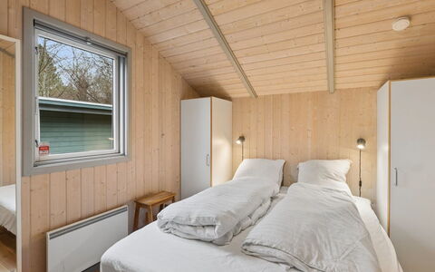Niela - 700M from the Sea: Madera, Casa, Techo, Habitación, Puerta, Cama, Madera Dura, Manchas De Madera, Tablón, Marco De La Cama