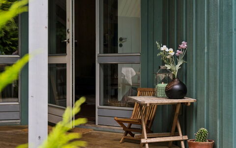 Niela - 700M from the Sea: Mueble, Mueble Para Exteriores, Vajilla, Mesa, Drinkware, Silla, Mesa Al Aire Libre, Comida, Botella