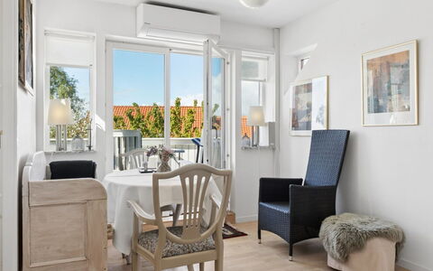Arnke - 300M from the Sea: Mueble, Mueble Para Exteriores, Vajilla, Mesa, Drinkware, Silla, Mesa Al Aire Libre, Comida, Botella