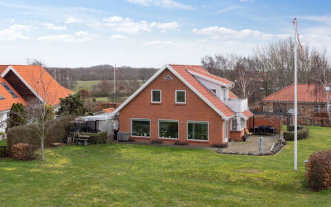 Arnke - 300M from the Sea: Edificio, Hierba, Casa, Casa, Techo, Barrio Residencial, Cabaña, Arbusto, El Terreno Del Lote, Área Rural