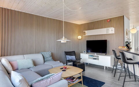 Annakarin - 1.2Km from the Sea: Diseño De Interiores, Mueble, Pared, Piso, Techo, Madera, Lámpara, Suelo, Encendiendo, Sala