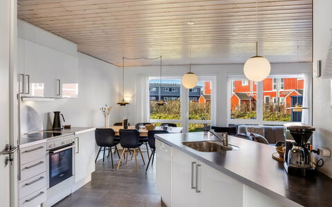 Annakarin - 1.2Km from the Sea: Diseño De Interiores, Mostrador, Cocina, Techo, Madera, Lámpara, Piso, Mueble, Encendiendo, Aparato De Cocina