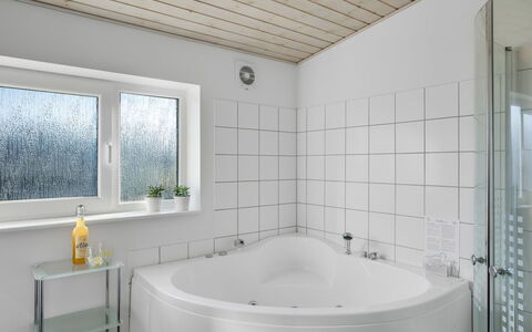 Annakarin - 1.2Km from the Sea: Arreglo De Tubería, Diseño De Interiores, Baño, Bañera, Piso, Techo, Suelo, Grifo, Plomería, Habitación