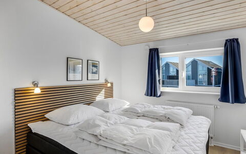 Annakarin - 1.2Km from the Sea: Madera, Casa, Techo, Habitación, Cama, La Luz Del Día, Marco De La Cama, Madera Dura, Lecho, Congelación