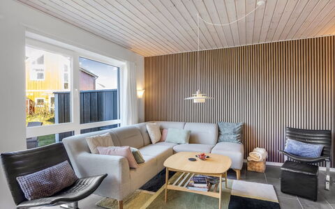 Annakarin - 1.2Km from the Sea: Diseño De Interiores, Piso, Pared, Mueble, Madera, Suelo, Techo, Sofá, Sala, Casa