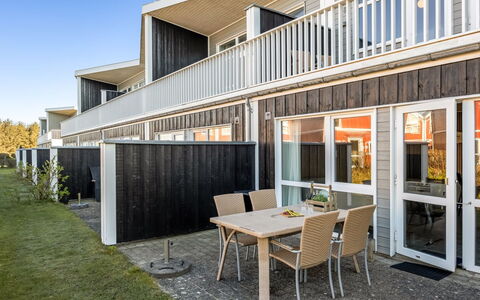 Annakarin - 1.2Km from the Sea: Arquitectura, Departamento, Balcón, Sombra, Madera Dura, La Luz Del Día, Vía Muerta, Patio, Tablón, Porche