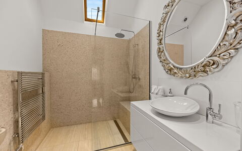 Apartment Noa Opatjia: Arreglo De Tubería, Pared, Piso, Baño, Suelo, Lavabo, Diseño De Interiores, Espejo, Lavabo Del Baño, Grifo