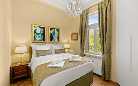 Apartment Noa Opatjia: Habitación, Cama, Lecho, Almohada, Lámpara, Linos, Suite, Hotel, Marco De La Cama