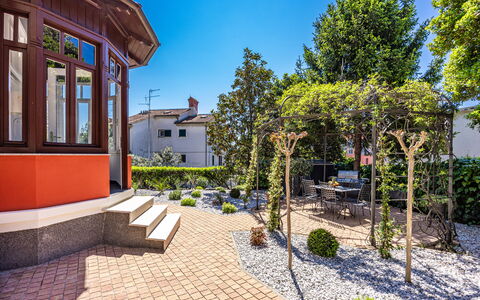Apartment Nia Opatjia: Arbusto, Barrio Residencial, Casa, Jardín, Inmuebles, Paisajismo, Yarda, Diseño, Escalera
