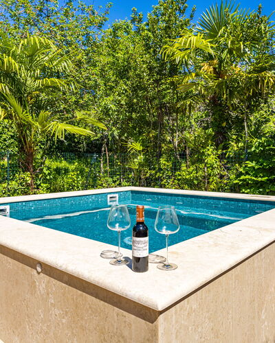 Apartment Nia Opatjia: Piscina, Material Compuesto, Ocio, Fuente De Agua, Material Natural, Loseta, Recurso, Paisajismo, Diseño