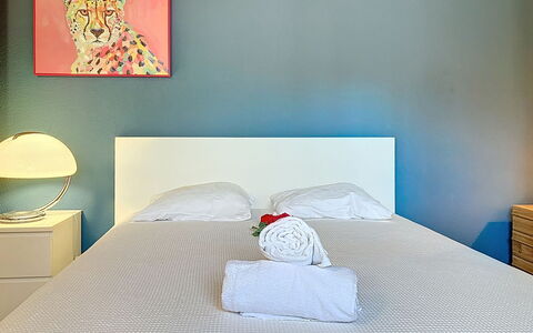 Le Mas Chablais: Mueble, Cama, Azul, Habitación, Diseño De Interiores, Lecho, Pared, Sábana, Suelo, Piso