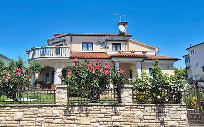 Umag 140: Edificio, Barrio Residencial, Casa, Fachada, Barrio, Casa, By, Techo, Asentamientos Humanos, Balcón