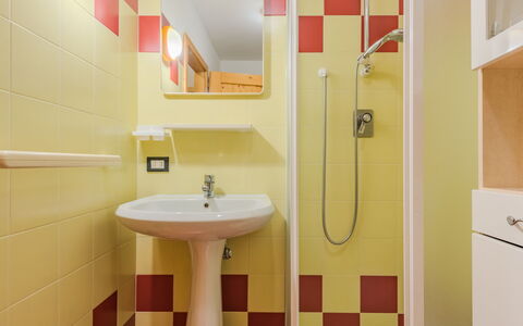 Malè 100: Baño, Arreglo De Tubería, Piso, Lavabo Del Baño, Diseño De Interiores, Suelo, Lavabo, Plomería, Grifo, Loseta
