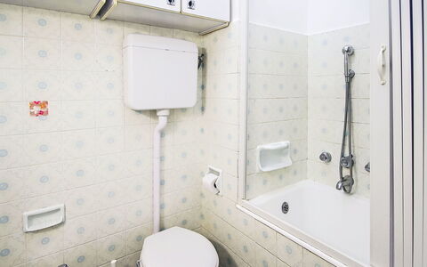 Riviera Mini House: Baño, Arreglo De Tubería, Diseño De Interiores, Piso, Suelo, Lavabo Del Baño, Lavabo, Baño, Plomería, Grifo