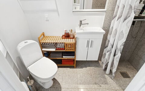 Pejo - 10M from the Sea: Asiento Del Baño, Baño, Arreglo De Tubería, Baño, Piso, Suelo, Diseño De Interiores, Lavabo, Plomería, Lavabo Del Baño