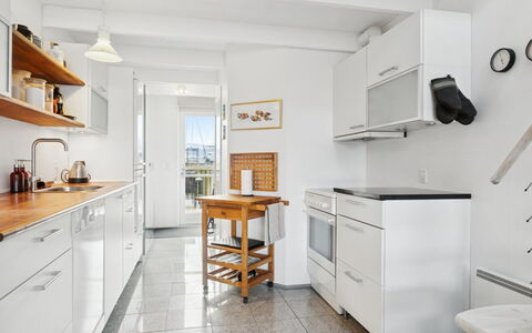 Pejo - 10M from the Sea: Cocina, Piso, Mostrador, Gabinetes, Aparato De Cocina, Mueble, Madera, Suelo, Electrodoméstico, Diseño De Interiores