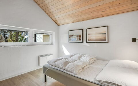 Antoinetta - 350M from the Sea: Madera, Techo, Habitación, Diseño De Interiores, Cama, Casa, Lecho, Sábana, Habitación, Ático