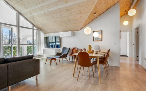 Antoinetta - 350M from the Sea: Diseño De Interiores, Piso, Suelo, Techo, Suelos De Madera, Mueble, Madera, Sofá, Sala, Lámpara