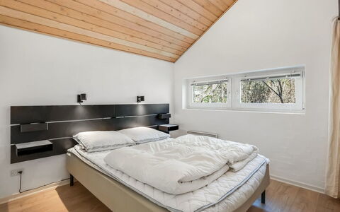 Antoinetta - 350M from the Sea: Habitación, Cama, Diseño De Interiores, Techo, Lecho, Marco De La Cama, Sábana, Casa, Habitación, Departamento
