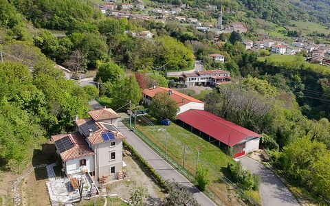 Villa 900 Design & Hills Escape: Árbol, Naturaleza, Casa, Edificio, Barrio Residencial, Vegetación, Paisaje, Casa, Techo