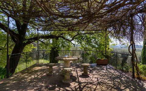 Il Leccio, Vinci, Private Pool and Tennis: Hierro, Sombra, Cerca, Balcón, Estructura Al Aire Libre